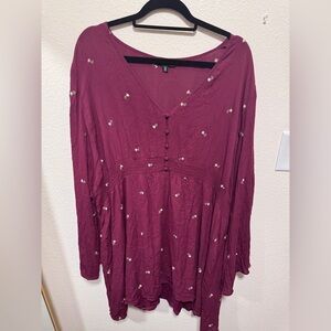 En Creme Plum Long-Sleeve V-Neck Tunic with Tiny White Floral Accents